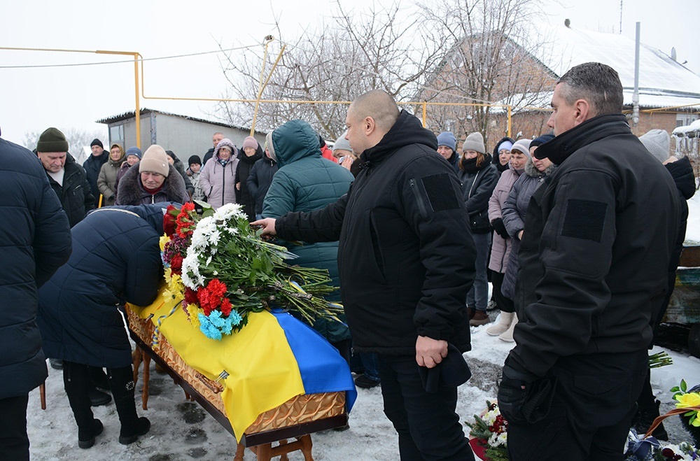 У Слободі провели в останню путь воїна Віталія Карлюка