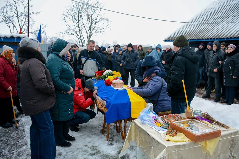 У Слободі провели в останню путь воїна Віталія Карлюка - 3