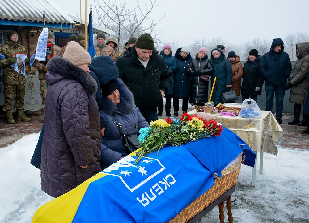 У Слободі провели в останню путь воїна Віталія Карлюка - 4