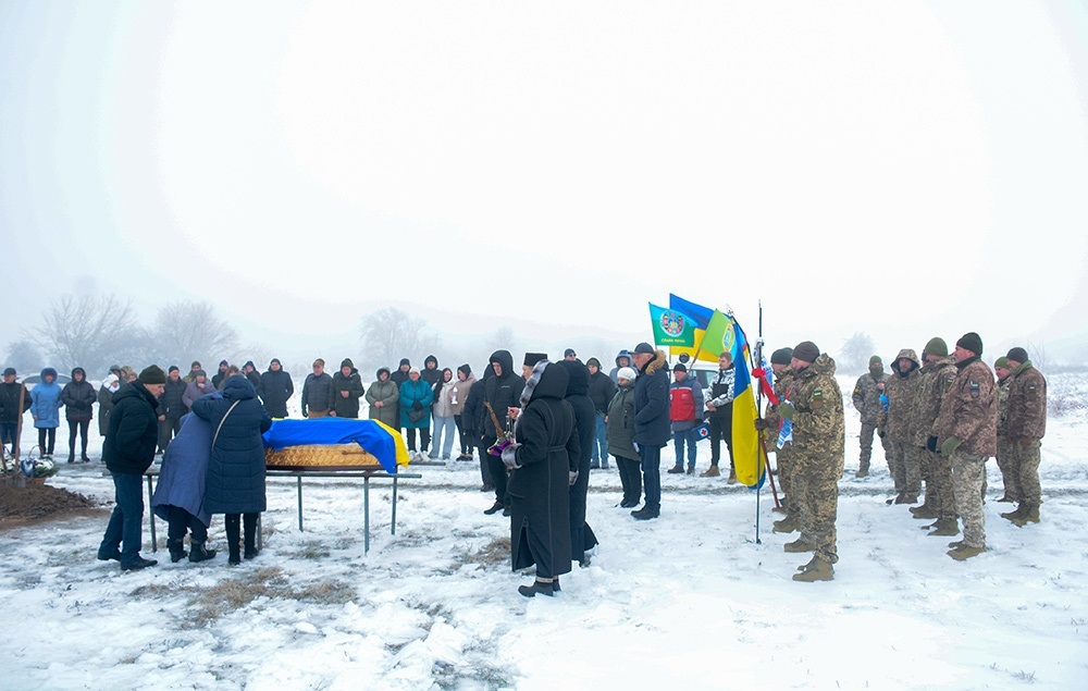 У Слободі провели в останню путь воїна Віталія Карлюка - 15