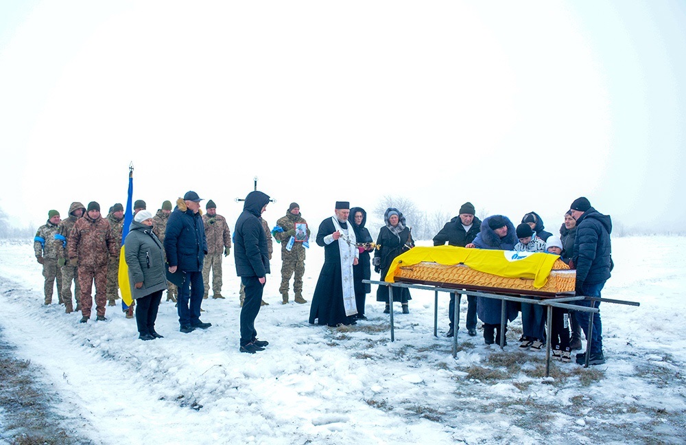 У Слободі провели в останню путь воїна Віталія Карлюка - 16