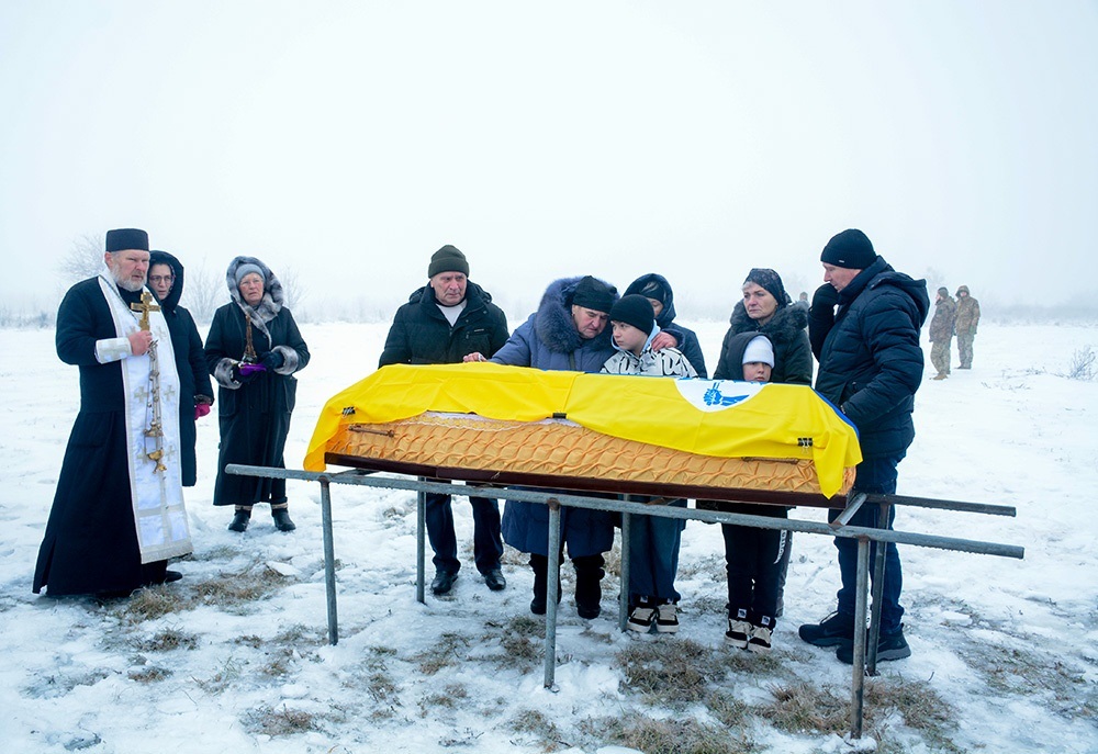 У Слободі провели в останню путь воїна Віталія Карлюка - 18