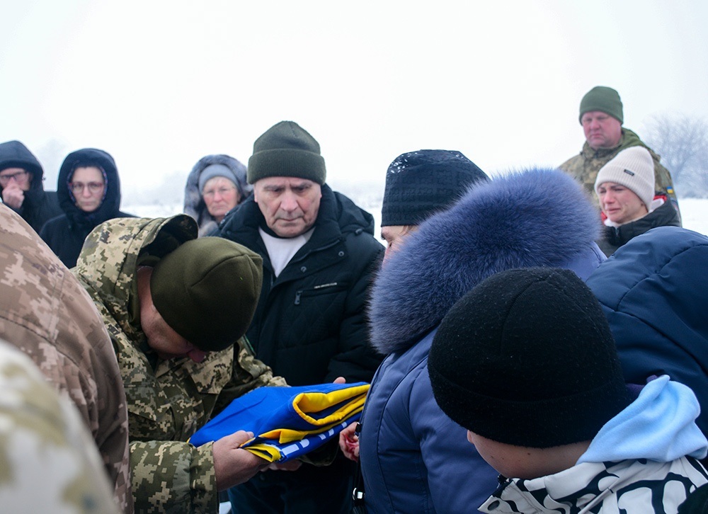 У Слободі провели в останню путь воїна Віталія Карлюка - 22