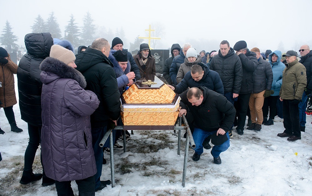 У Слободі провели в останню путь воїна Віталія Карлюка - 25