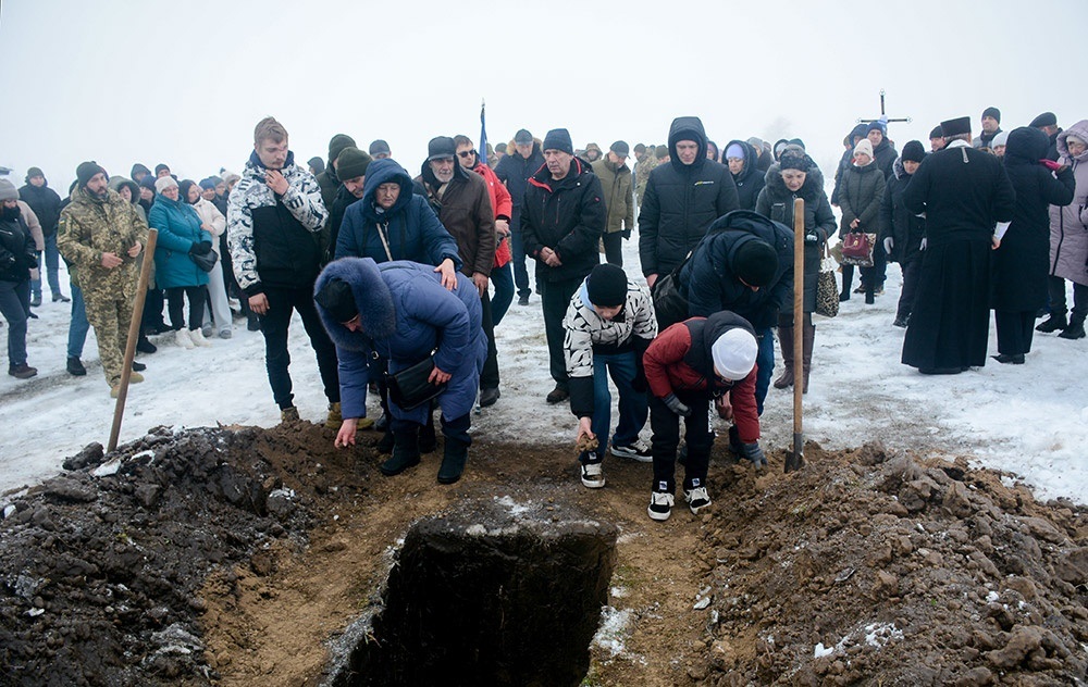 У Слободі провели в останню путь воїна Віталія Карлюка - 29