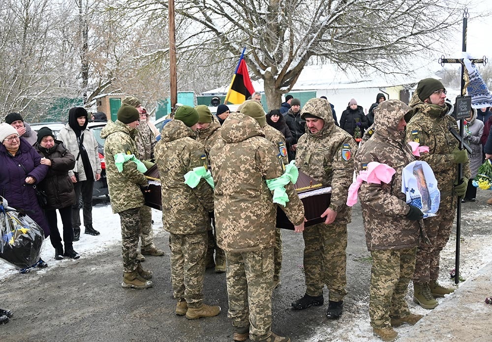 Пішов у вічність як справжній Лицар Світла - у Мирівці попрощалися із воїном Олександром Пендюром