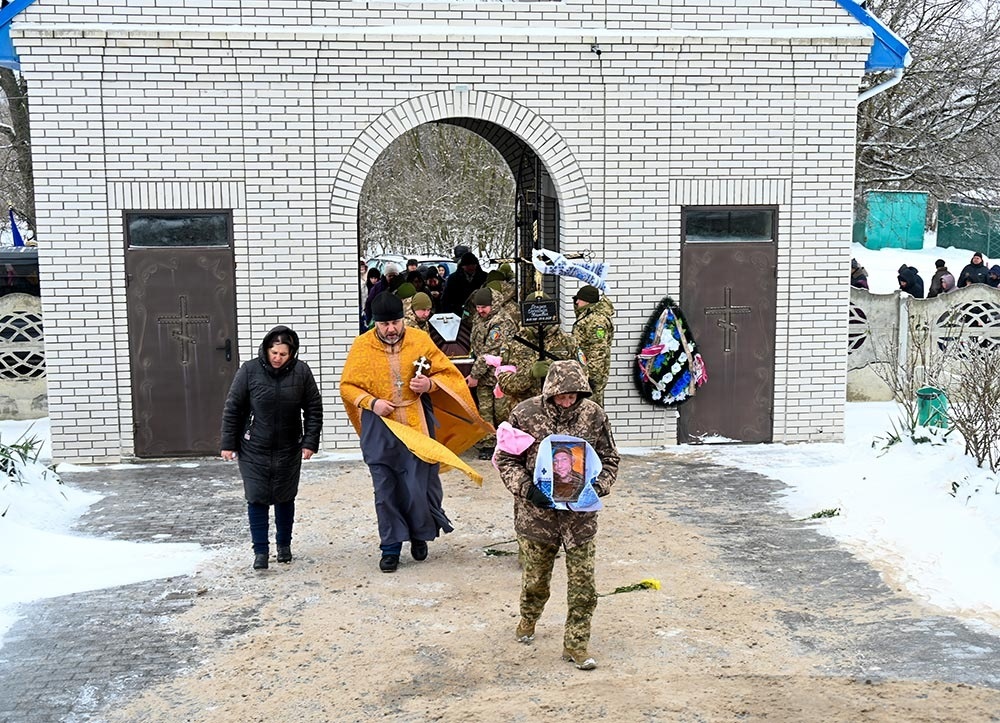 Пішов у вічність як справжній Лицар Світла - у Мирівці попрощалися із воїном Олександром Пендюром