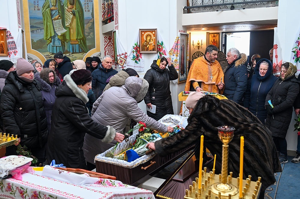 Пішов у вічність як справжній Лицар Світла - у Мирівці попрощалися із воїном Олександром Пендюром
