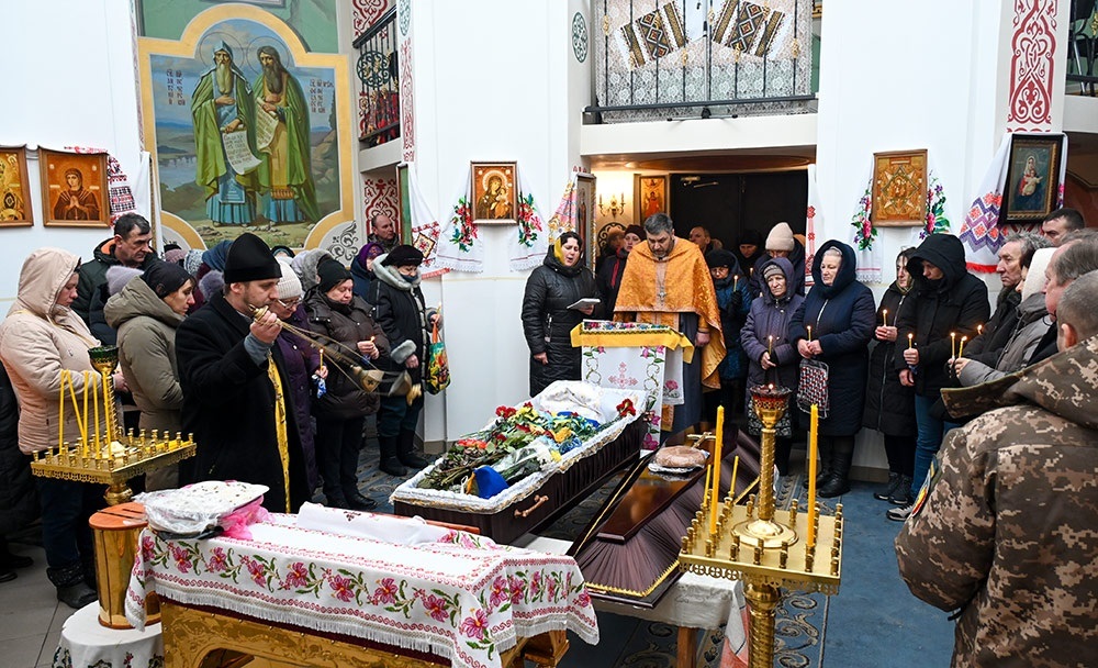 Пішов у вічність як справжній Лицар Світла - у Мирівці попрощалися із воїном Олександром Пендюром