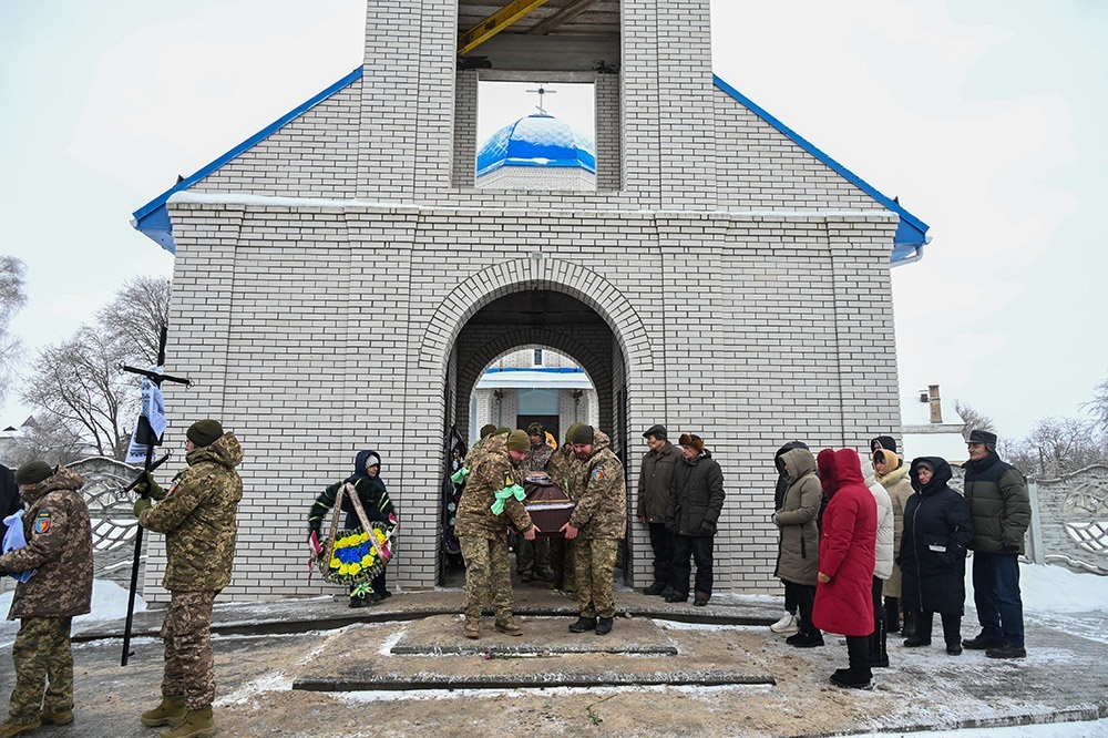 Пішов у вічність як справжній Лицар Світла - у Мирівці попрощалися із воїном Олександром Пендюром