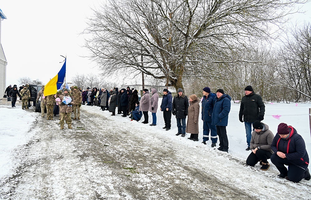 Пішов у вічність як справжній Лицар Світла - у Мирівці попрощалися із воїном Олександром Пендюром