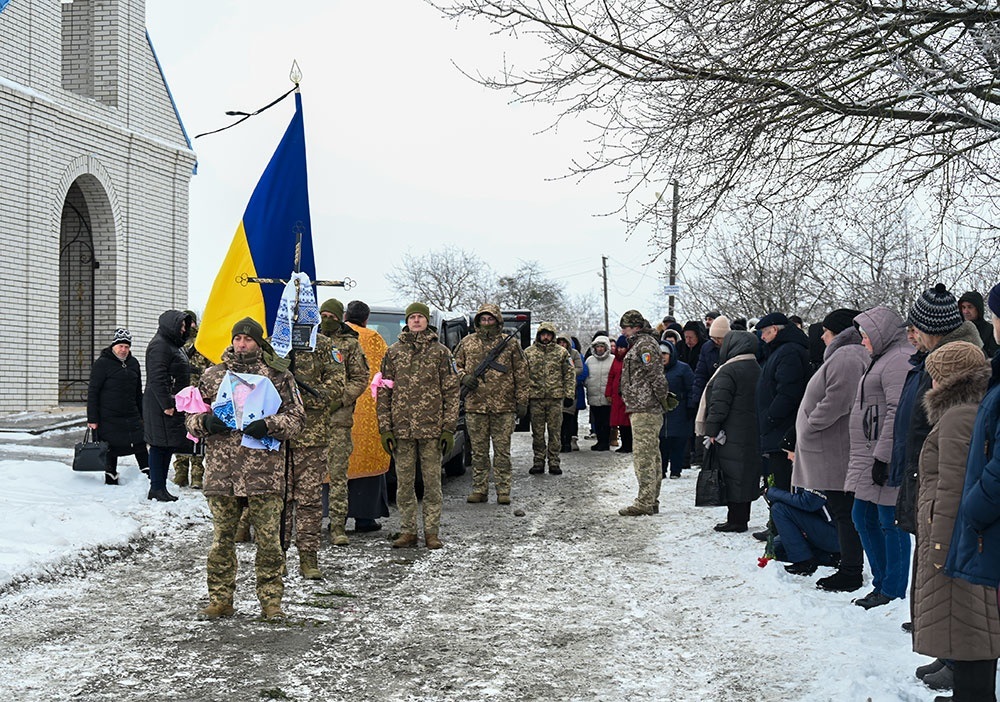 Пішов у вічність як справжній Лицар Світла - у Мирівці попрощалися із воїном Олександром Пендюром