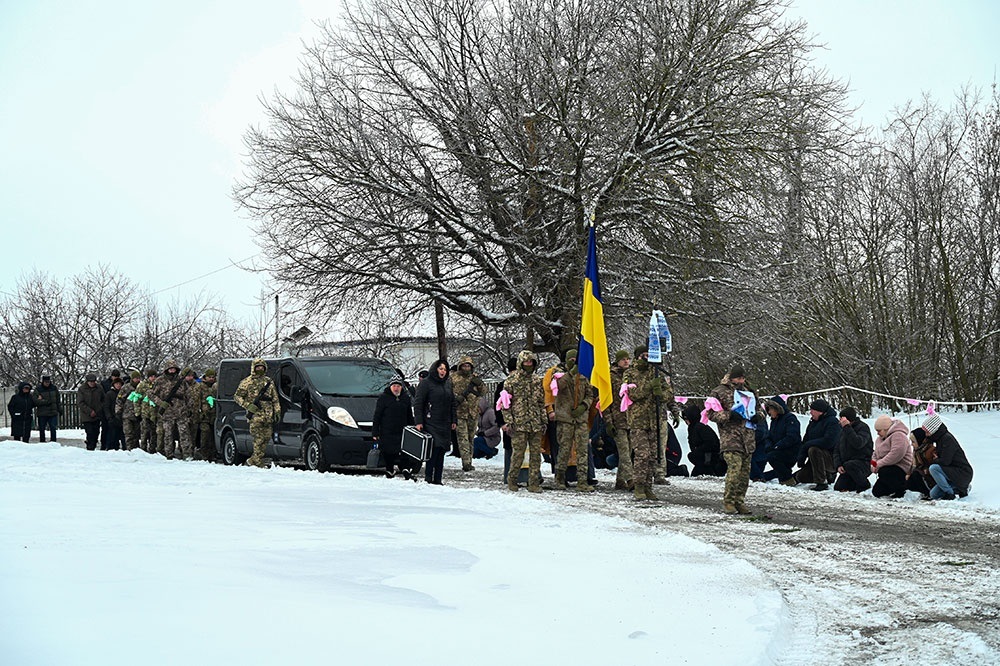 Пішов у вічність як справжній Лицар Світла - у Мирівці попрощалися із воїном Олександром Пендюром