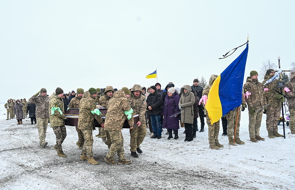 Пішов у вічність як справжній Лицар Світла - у Мирівці попрощалися із воїном Олександром Пендюром