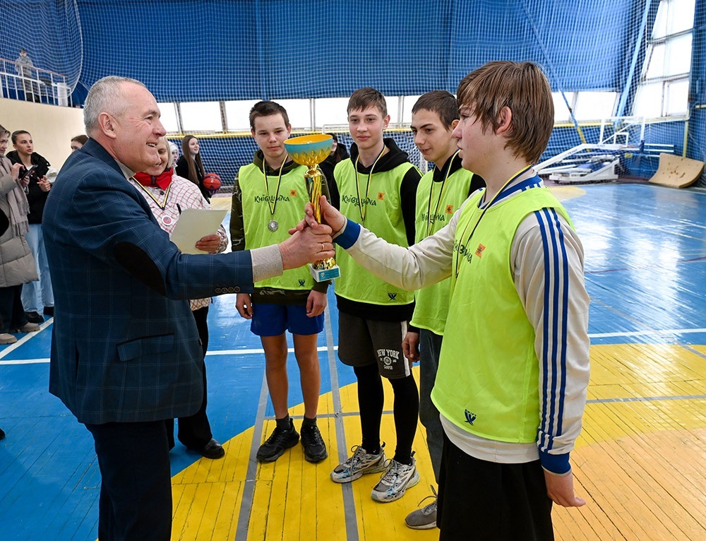 Моменти нагороджень: Олександр Панюта вручає Кубок команді "Дружба" Шубівської гімназії