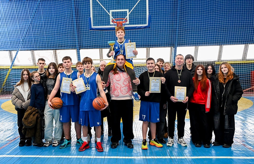 Переможці змагань команда "Невгамовні" Кагарлицького ліцею №3 та її тренер Роман Дячук і вболівальники