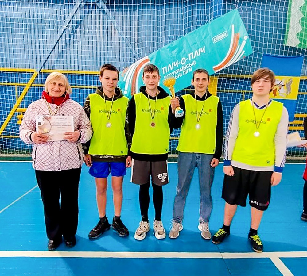 Володарі срібних нагород змагань команда "Дружба" Шубівської гімназії та її тренер Антоніна Таран