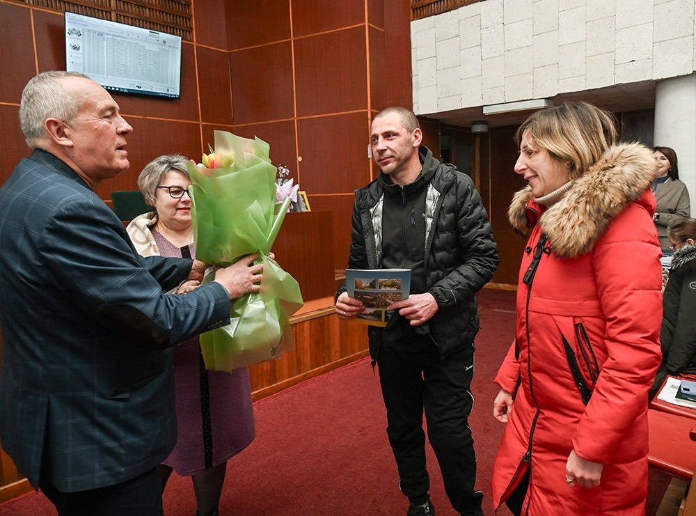 Кагарлицький міський голова Олександр Панюта вітає батьків Єви із Кадомки