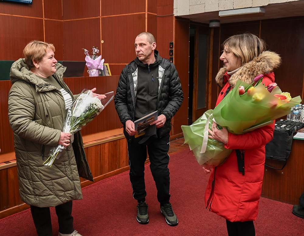 Батьків Єви вітає староста села Кадомка Наталія Савченко