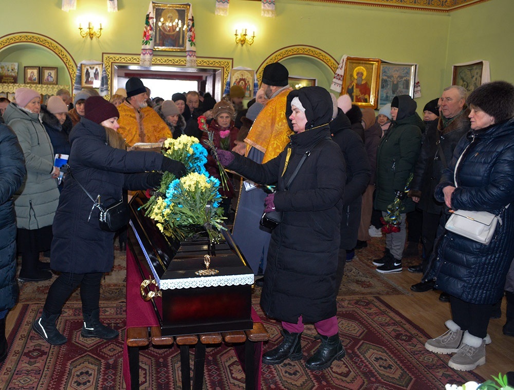 У Черняхові провели в останню путь воїна Віталія Новожицького