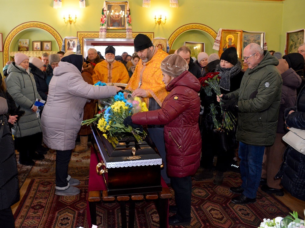 У Черняхові провели в останню путь воїна Віталія Новожицького - 2