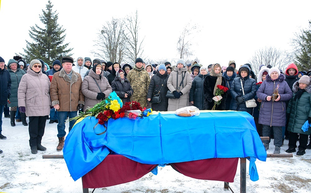 У Черняхові провели в останню путь воїна Віталія Новожицького - 11