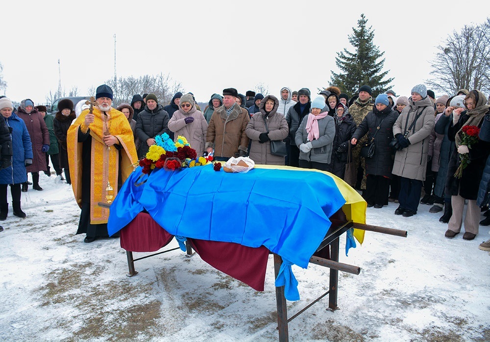 У Черняхові провели в останню путь воїна Віталія Новожицького - 12