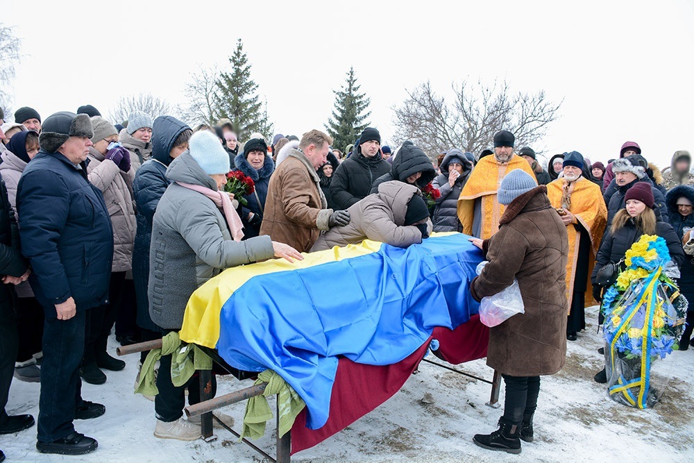 У Черняхові провели в останню путь воїна Віталія Новожицького - 14