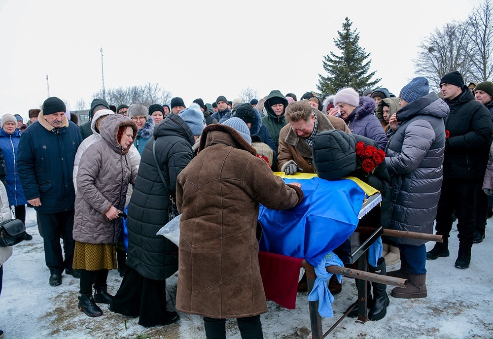 У Черняхові провели в останню путь воїна Віталія Новожицького - 15