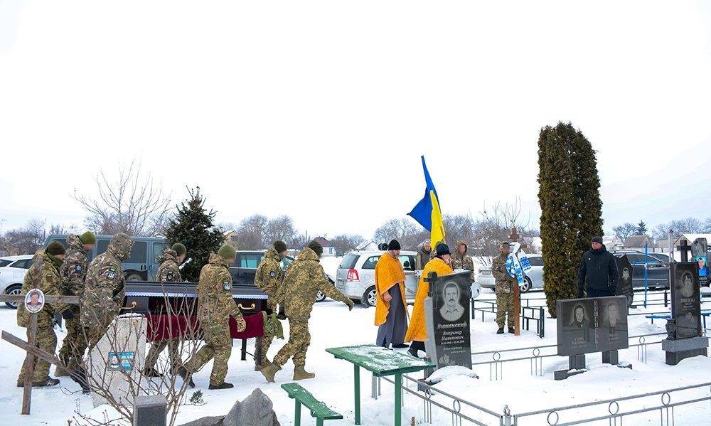 У Черняхові провели в останню путь воїна Віталія Новожицького - 19