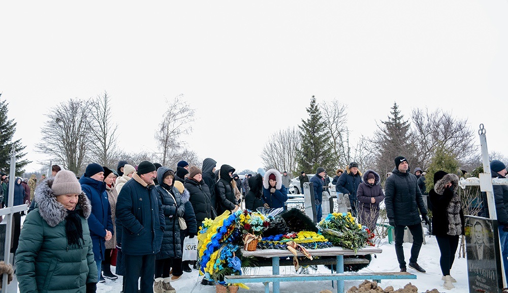 У Черняхові провели в останню путь воїна Віталія Новожицького - 20