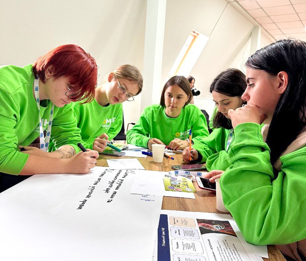 Учасники MHP ZooVet Hackathon під час виконання завдання