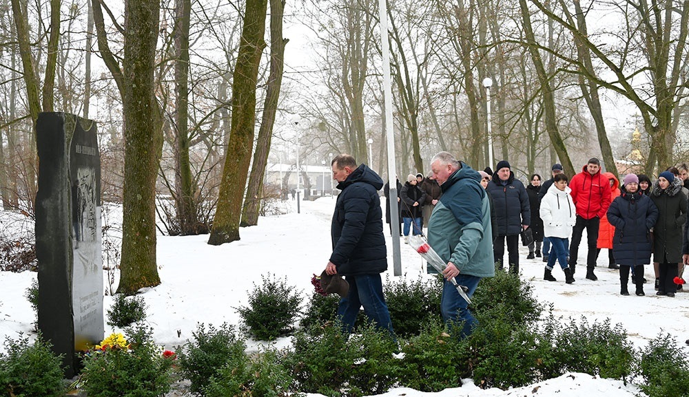 Покладання квітів до пам'ятного знаку воїнам-інтернаціоналістам в Кагарлику