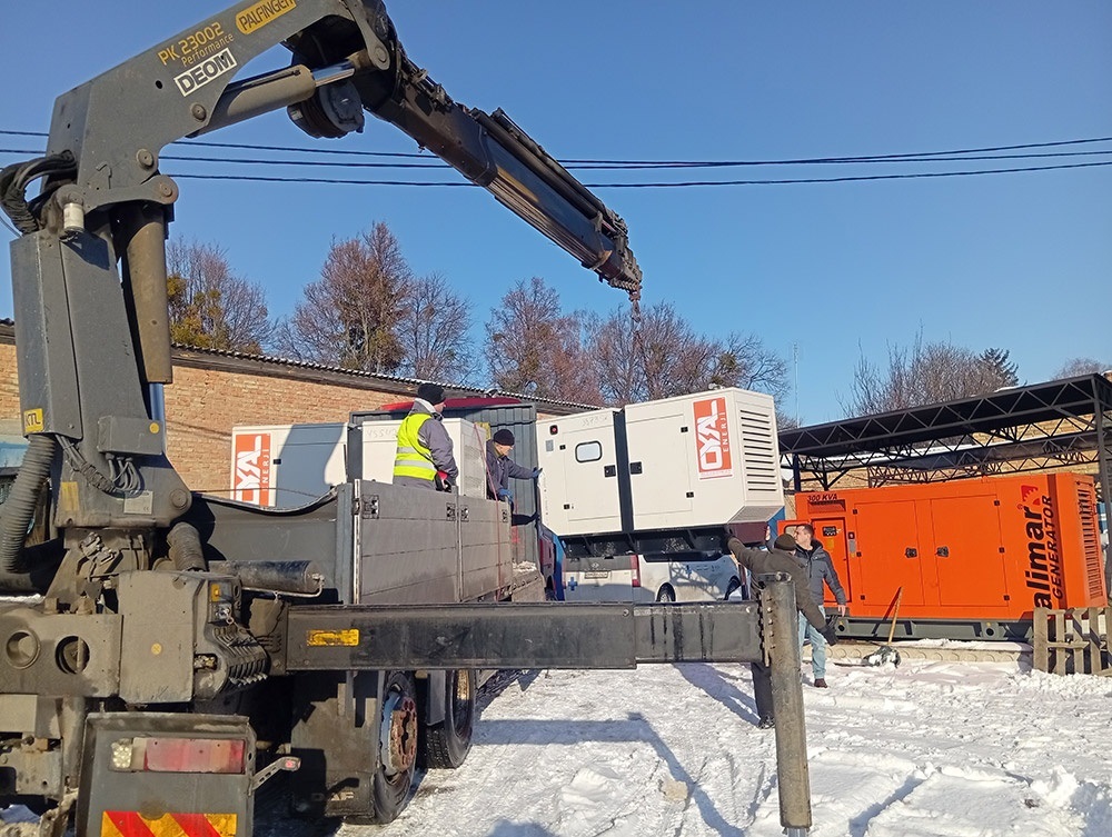 Розвантаження генератора від Фонду Сергія Притули для Кагарлицької багатопрофільної лікарні