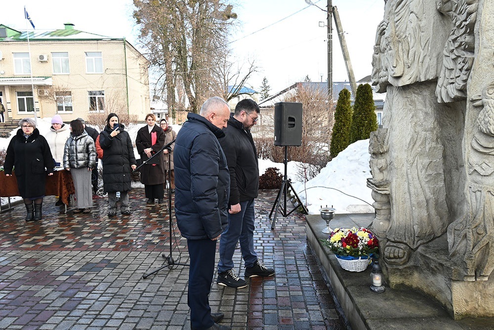 Жителі Кагарличчини вшановують пам'ять загиблих захисників на Алеї Слави,