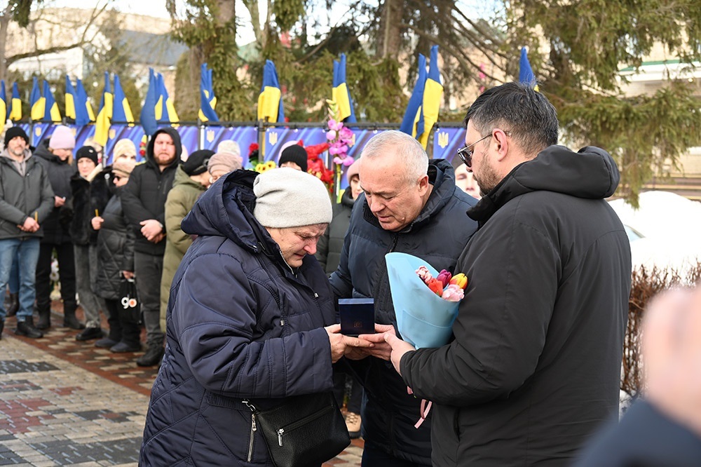 Вручеення посмертних відзнак Почесний громадянин Кагарличчини рідним загиблих воїнів