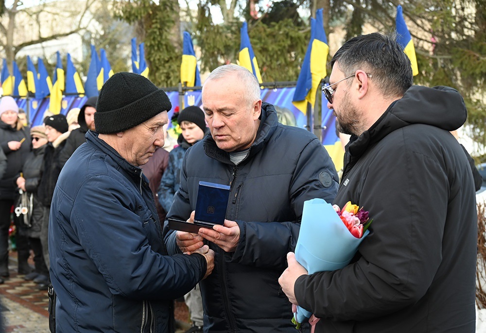 Вручеення посмертних відзнак Почесний громадянин Кагарличчини рідним загиблих воїнів - 2