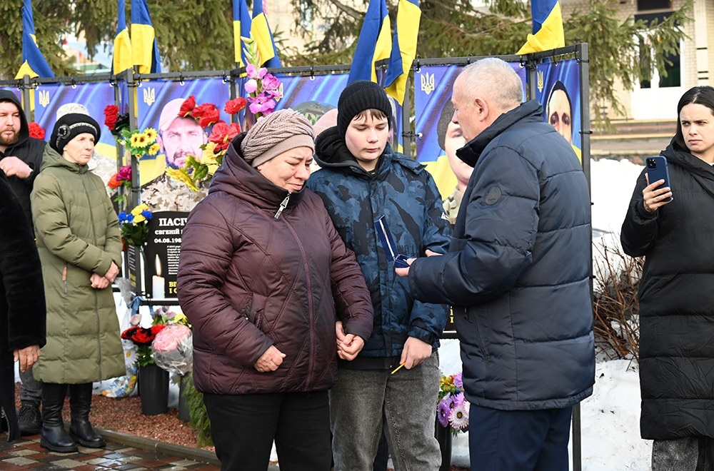 Вручеення посмертних відзнак Почесний громадянин Кагарличчини рідним загиблих воїнів - 3