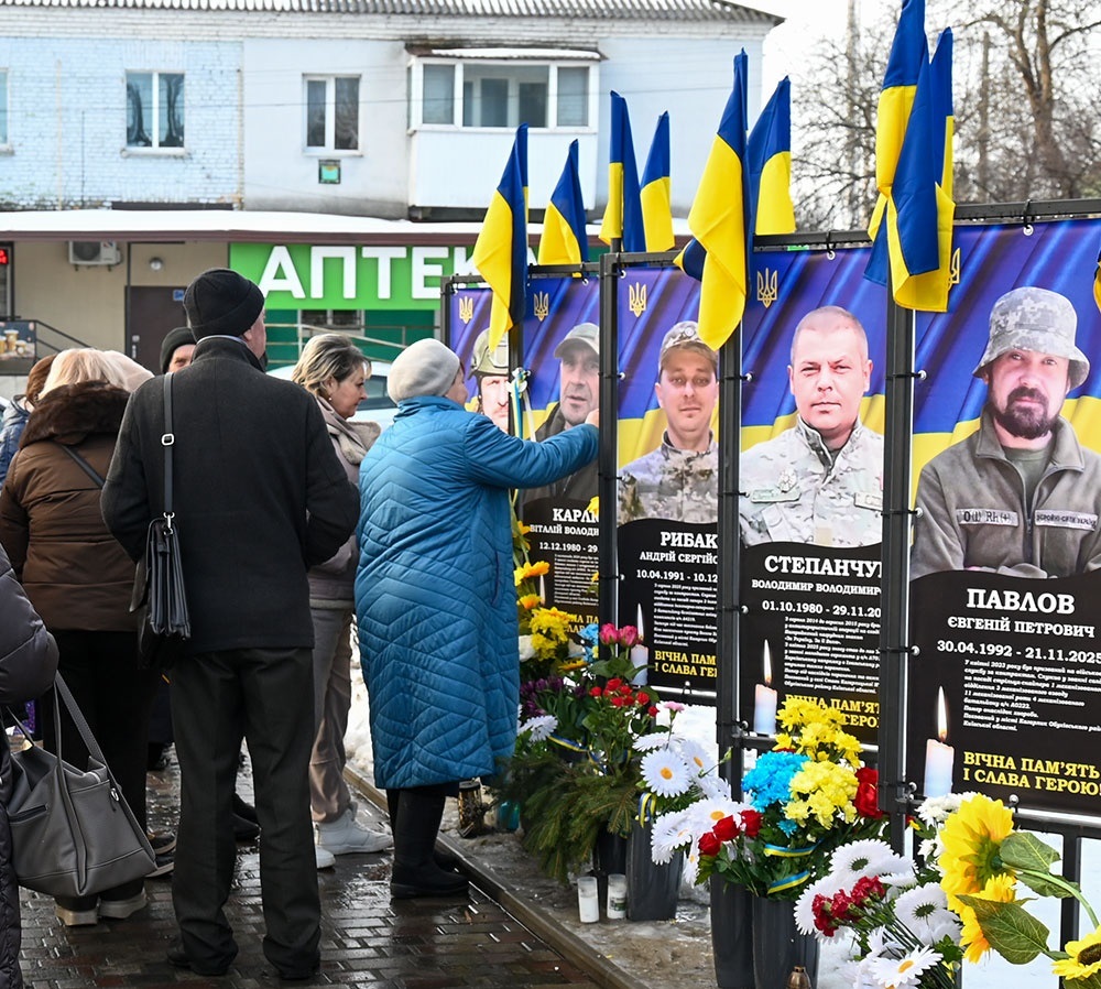 Рідні біля банеріфв загиблим воїнам в Кагарлику - 2