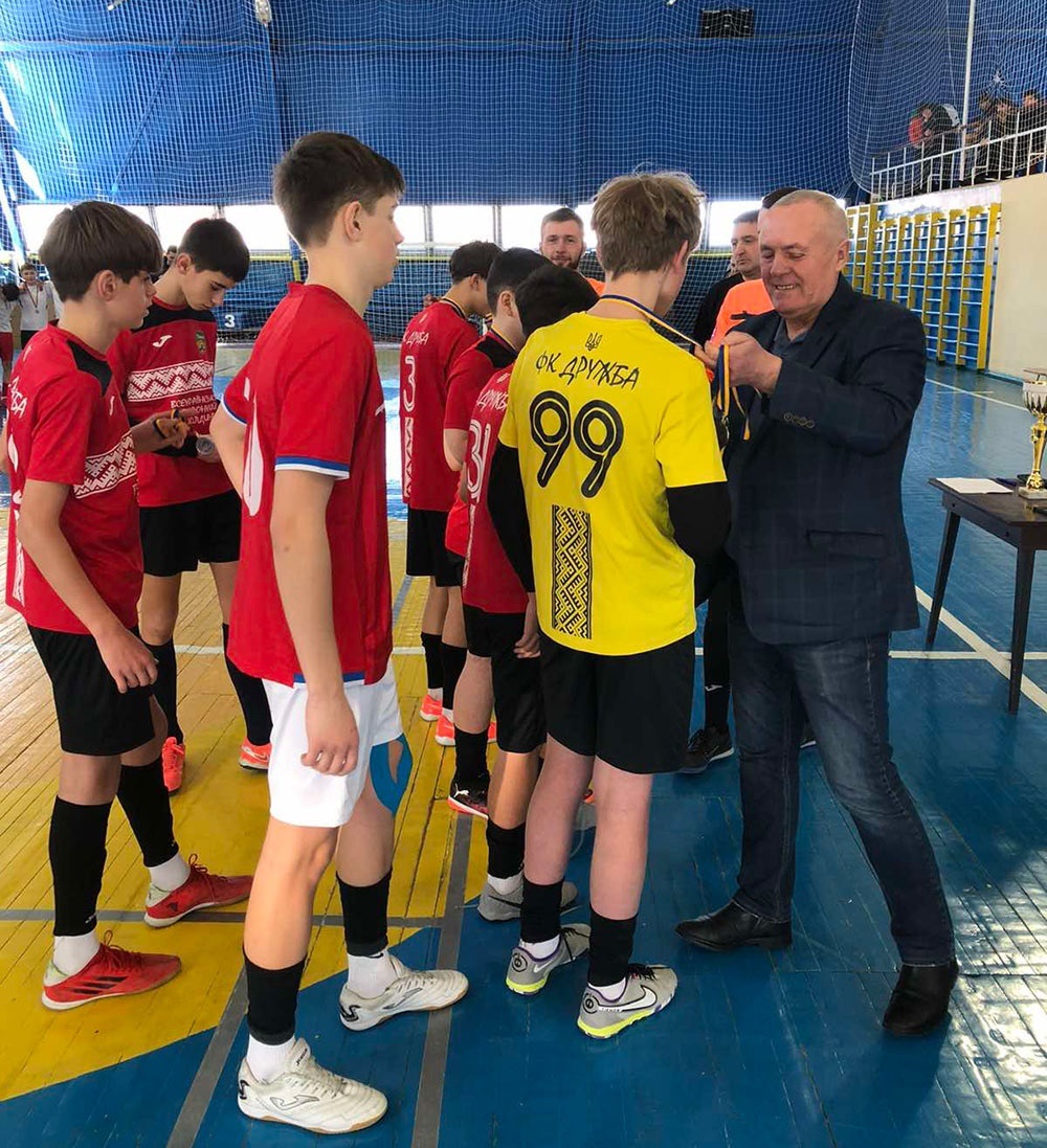 Кагарлицький міський голова Олександр Панюта вручає нагороди срібним призерам обласного чемпіонату команді "ДЮСШ-Дружба"