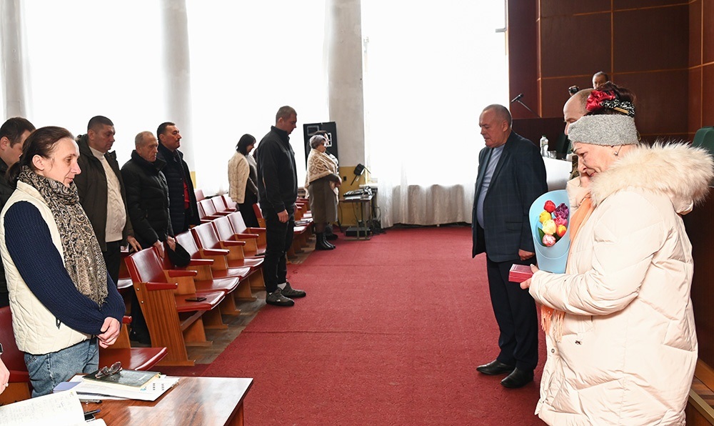 Хвилина мовчання в Кагарлику під час врученняпосмертної нагороди Олексія Рогатіна