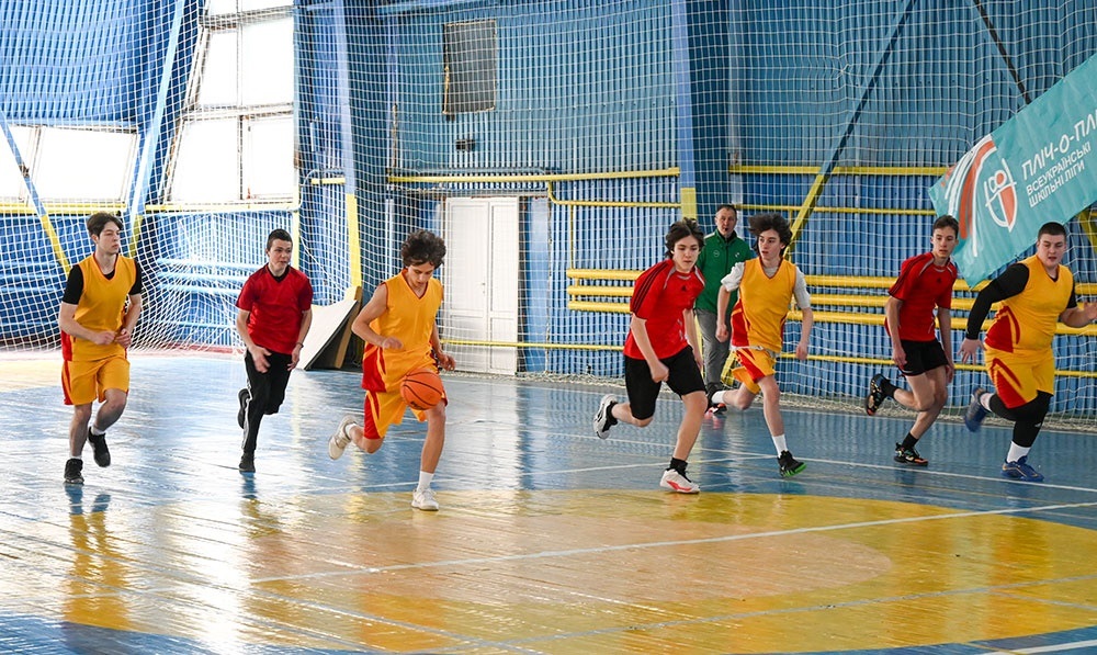 Районний етап змагань з баскетболу серед старшокласників у Кагарлику: фрагмент гри 4