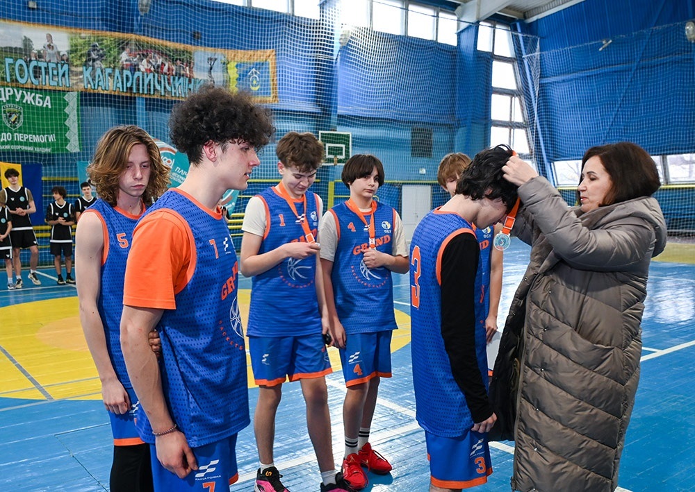 Під час змагань із баскетболу серед команд хлопців-старшокласників Обухівського району в Кагарлику: моменти нагородження