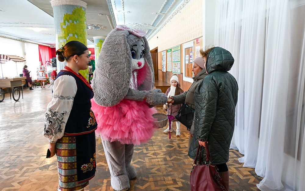 Подарунки глядачкам благодійного концерту "Йде по світу весна без війни
