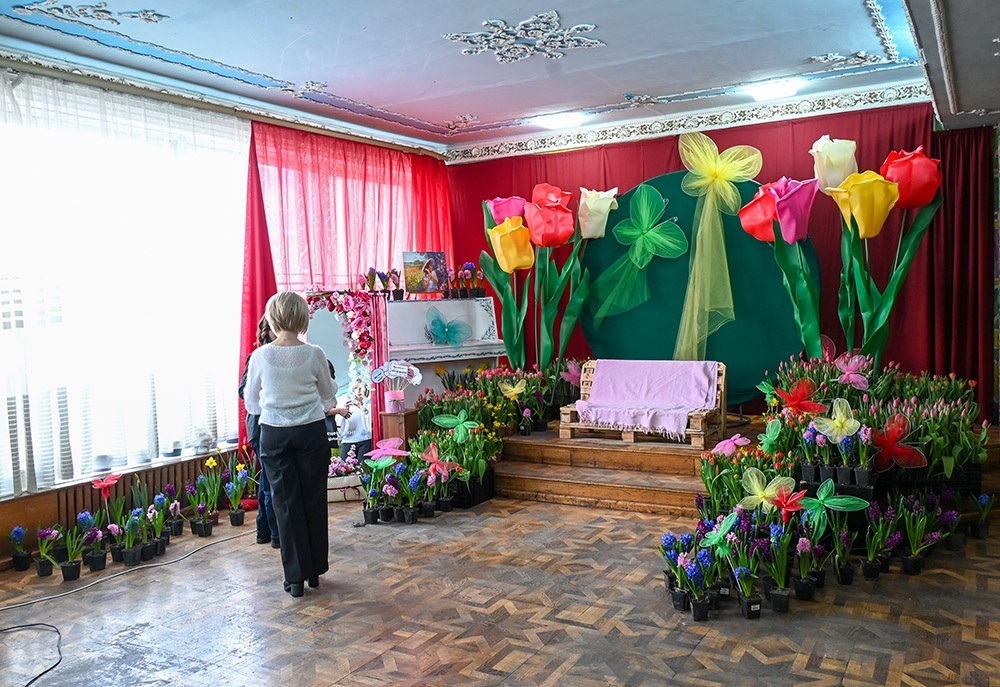 Відвідувачі біля квіткової фотозони в паркетній залі Кагарлицького міського центру культури та дозвілля