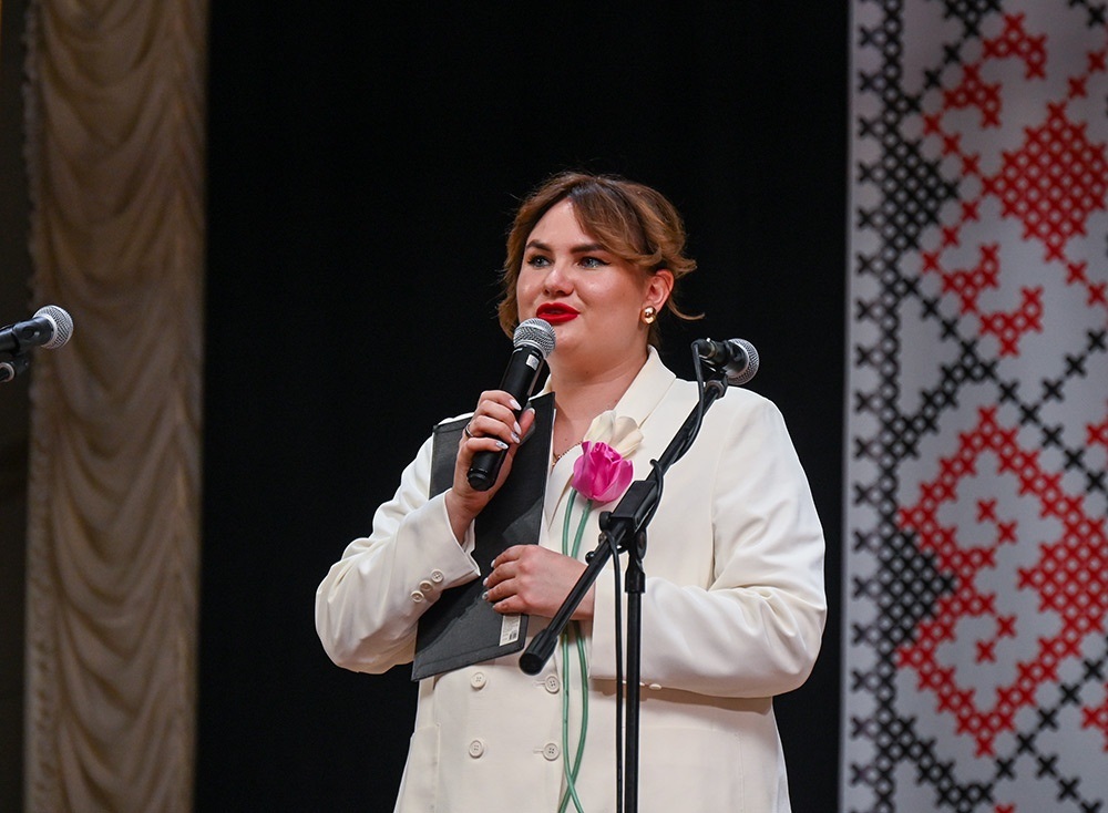 Анастасія Мацібура ведуча концерту в Кагарлику