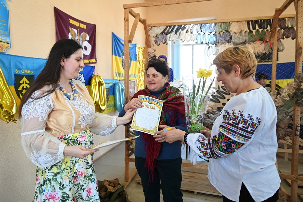 Відзнаки від ГО "Бути" та квіти від підприємця Максима Воловенка волонтерам вручають Крістіна та Ганна Бути