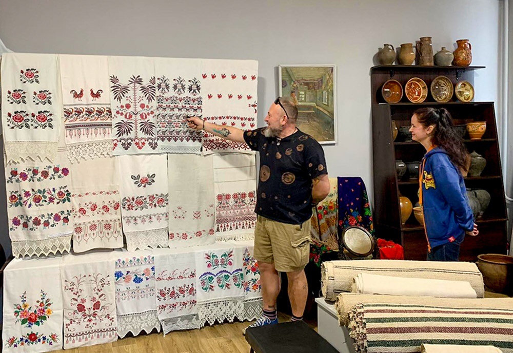 Руслан Горовий в музеї в Кагарлику: "О, "шахеди" вишиті))"