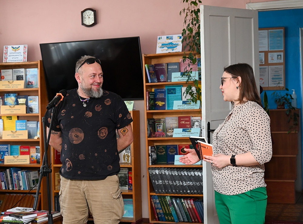 Диреторка Публічної біліотеки в Кагарлику Лілія Литивин представляє Руслана Горового