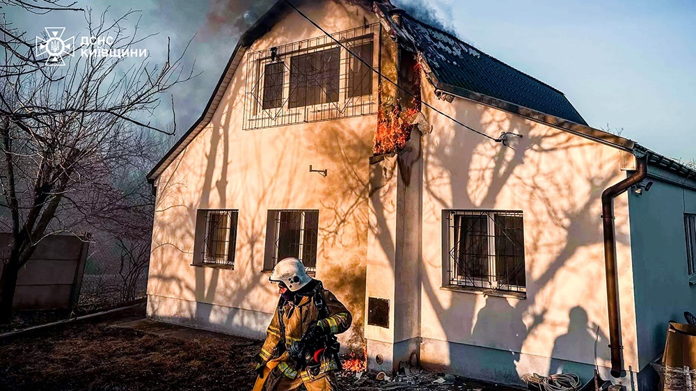 Рятувальники гасять пожежу в будинку в селі Калинівка  на Кагарличчині